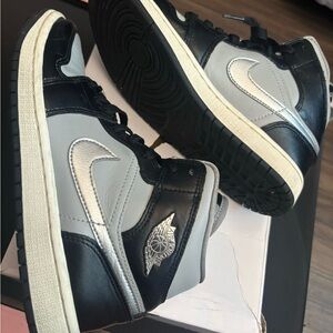 Women Jordan 1 Mid SE size 6.5 Black/Gray
